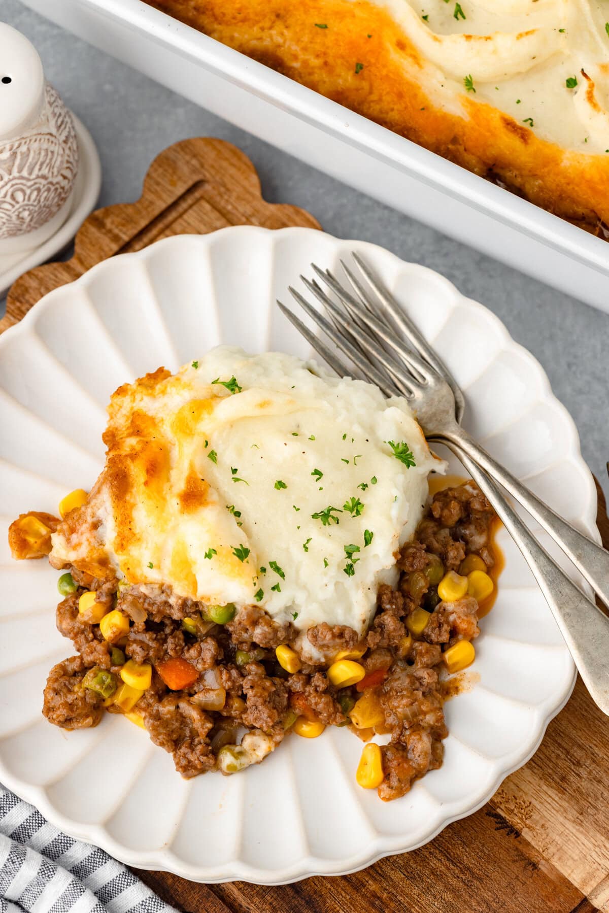 Cottage Pie recipe with creamy mashed potatoes and savory beef and vegetable filling. Perfect comfor.