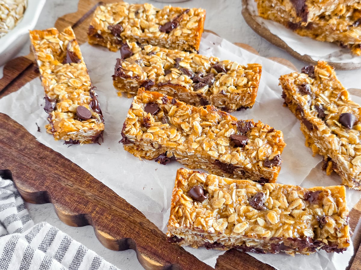 Chewy Einkorn Granola Bars, crispy and nutty snack bars with oats and chocolate chips.
